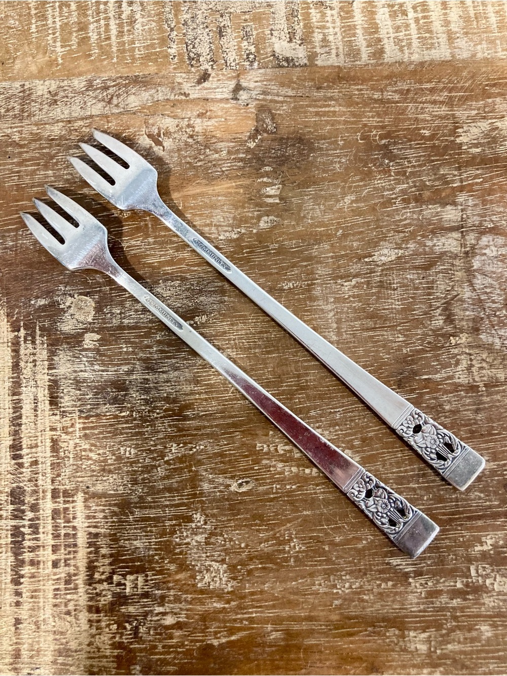 2 Oneida Community Coronation Silver Plated Silver Seafood Cocktail Forks - Picture 5 of 10